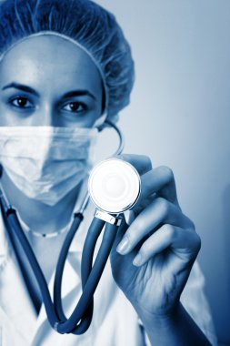 Steteskoplu genç doktor..