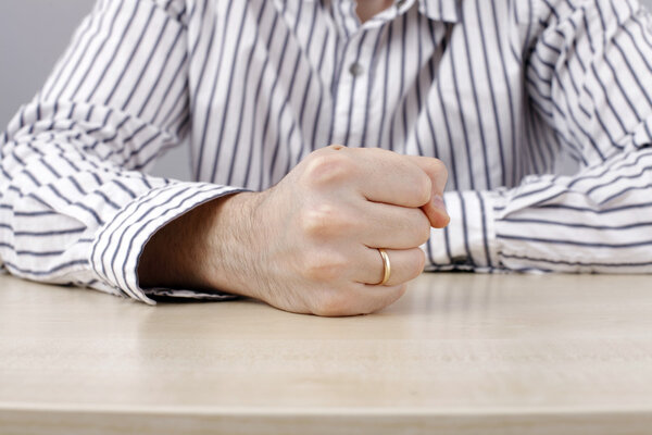 Человек за столом
