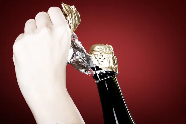 Şampanya şişesi açmak — Stok fotoğraf
