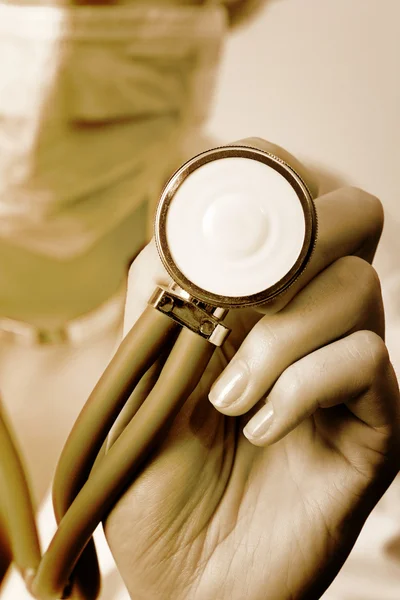Giovane medico con stetoscopio. — Foto Stock