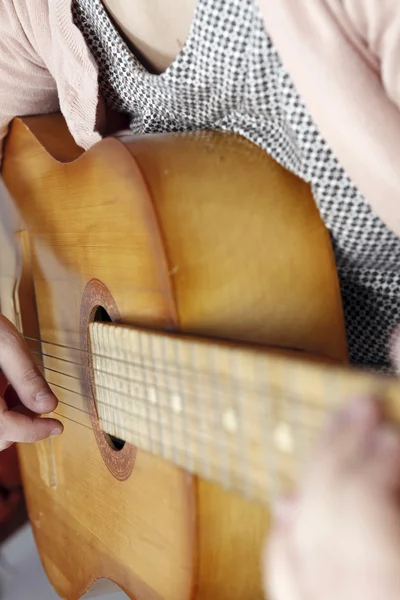 Playing the guitar — Stock Photo, Image