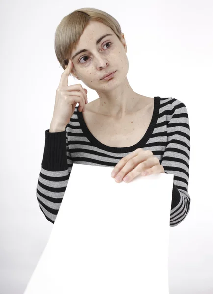 Mujer sosteniendo un papel —  Fotos de Stock