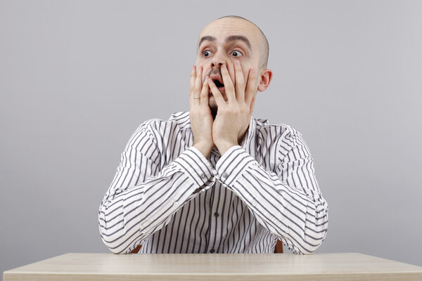 Человек за столом
