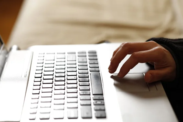 Giovane donna che lavora sul computer portatile — Foto Stock