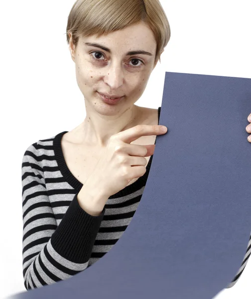 Vrouw met een papier — Stockfoto