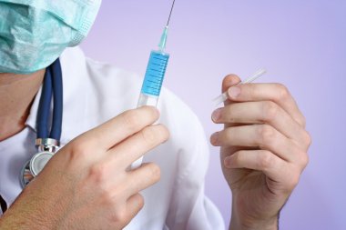 Steteskoplu genç bir doktorun portresi..