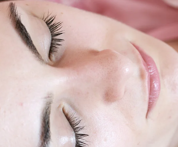 Bella giovane donna che dorme. — Foto Stock