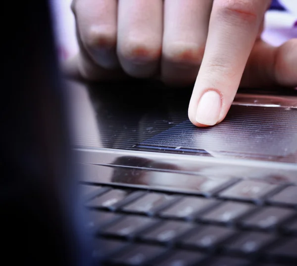 Trabalhando no laptop  . — Fotografia de Stock