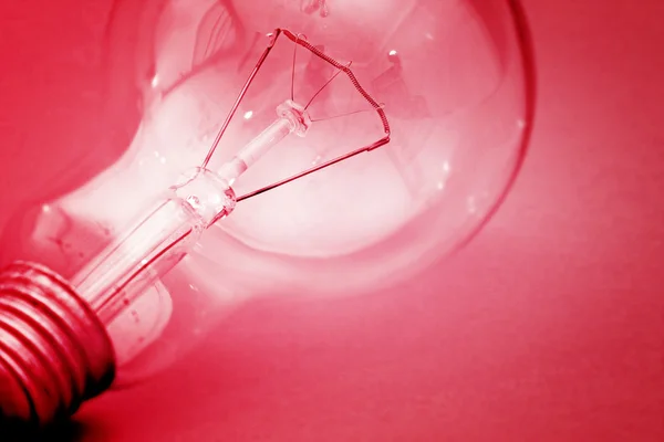 Bakgrund med tänd glödlampa — Stockfoto