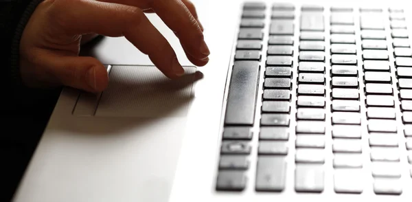 Young woman working on laptop — Stock Photo, Image