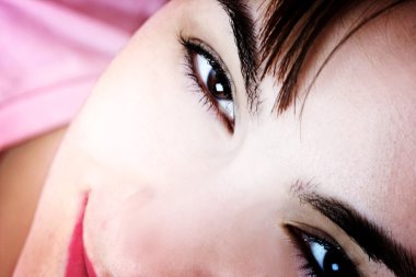 güzel bir genç kadın yüzü.