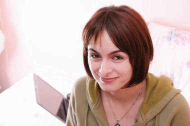 Yatakta genç bir kadın