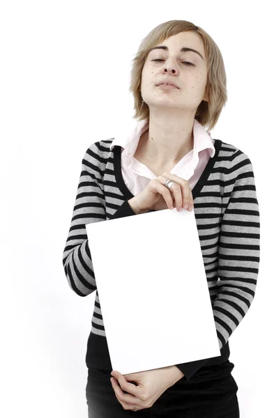 Mujer sosteniendo un papel — Foto de Stock