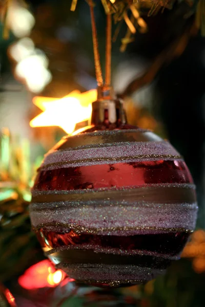 Adornos de Navidad en el árbol. — Foto de Stock