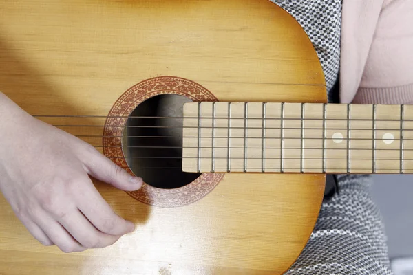 Playing the guitar — Stock Photo, Image