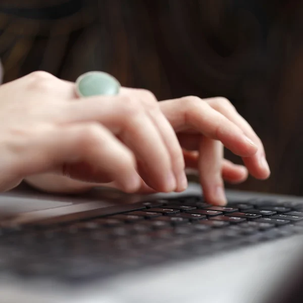 Jonge vrouw werkt op laptop — Stockfoto