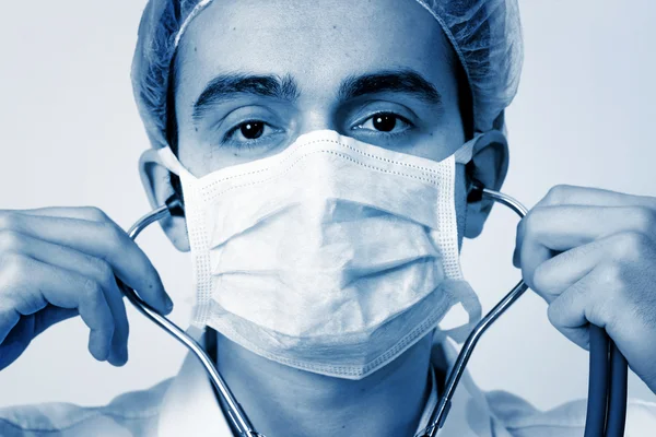 Portrait d'un jeune médecin avec stéthoscope. — Photo