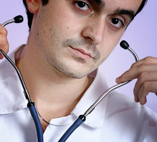 Retrato de um jovem médico com estetoscópio. — Fotografia de Stock