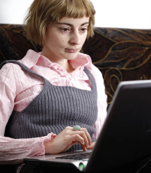 Jovem mulher trabalhando no laptop — Fotografia de Stock