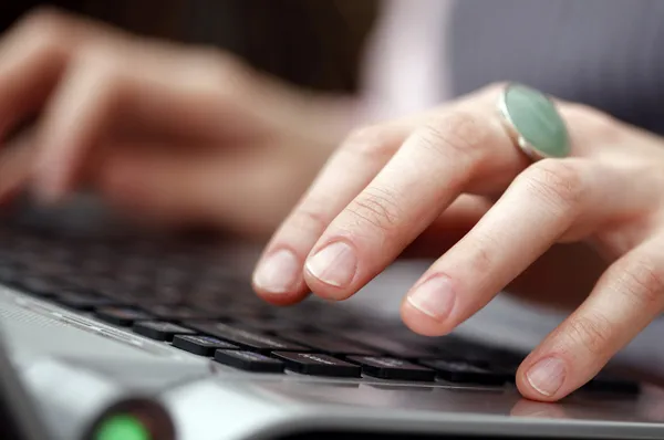 Junge Frau arbeitet am Laptop — Stockfoto