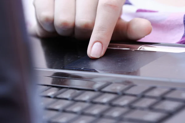 Arbetar på laptop . — Stockfoto