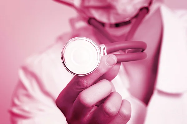 Retrato de un joven médico con estetoscopio. —  Fotos de Stock