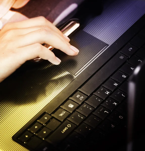 Jovem mulher com laptop — Fotografia de Stock