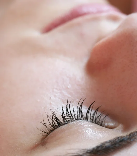 Schöne junge Frau schläft. — Stockfoto