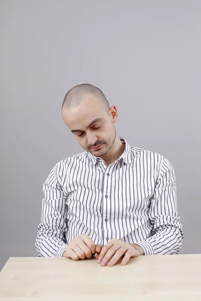 Homme au bureau — Photo