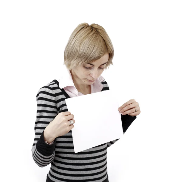 Mujer sosteniendo un papel — Foto de Stock