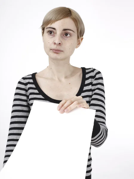 Mulher segurando um papel — Fotografia de Stock