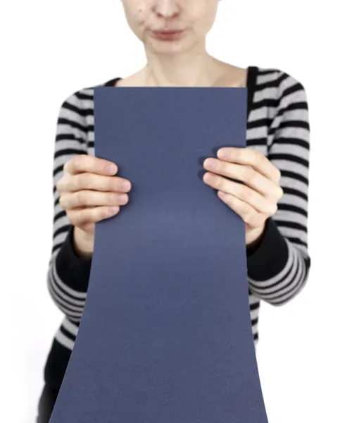 Mulher segurando um papel — Fotografia de Stock