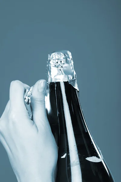 Üveg pezsgő megnyitása — Stock Fotó