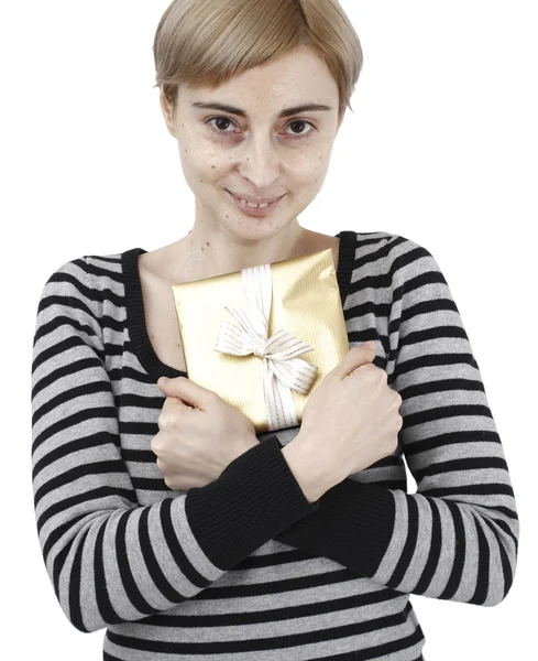 Νεαρή γυναίκα που κρατά ένα δώρο — Φωτογραφία Αρχείου