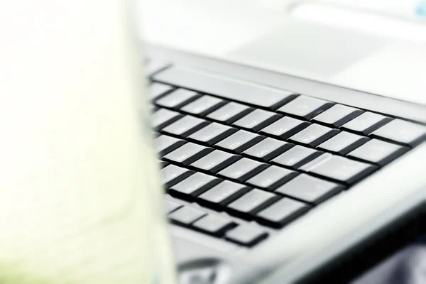 Moderne en stijlvolle laptop. — Stockfoto