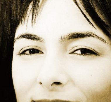 güzel bir genç kadın yüzü.