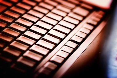 Modern ve şık dizüstü bilgisayar.