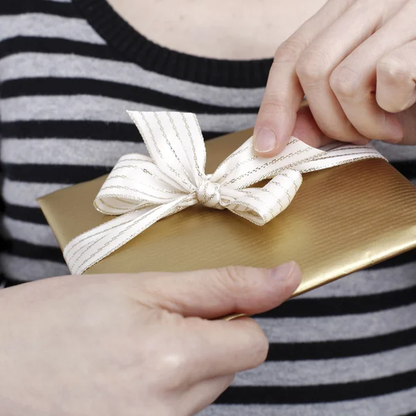Young woman holding a present — Stock Photo, Image