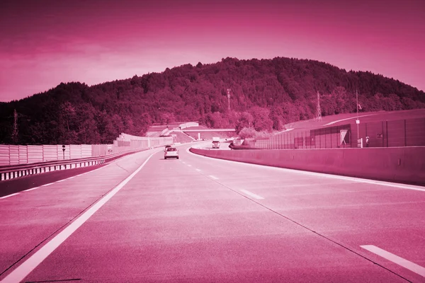 길 위에 놓인 차 — 스톡 사진