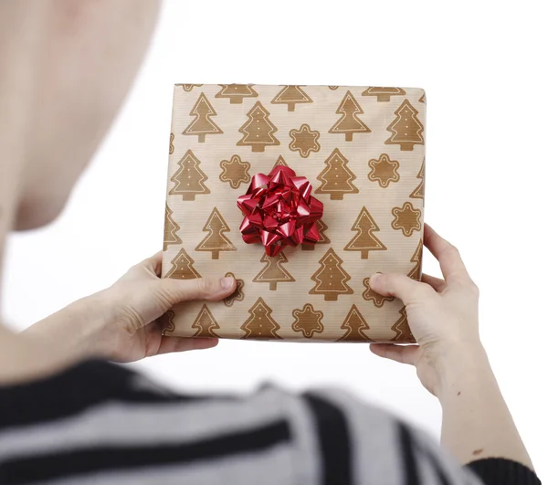 Jonge vrouw met een cadeau — Stockfoto