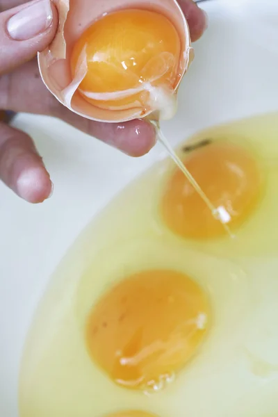 Knäckta ägg — Stockfoto