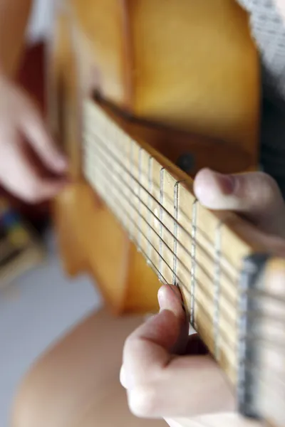 Playing the guitar — Stock Photo, Image