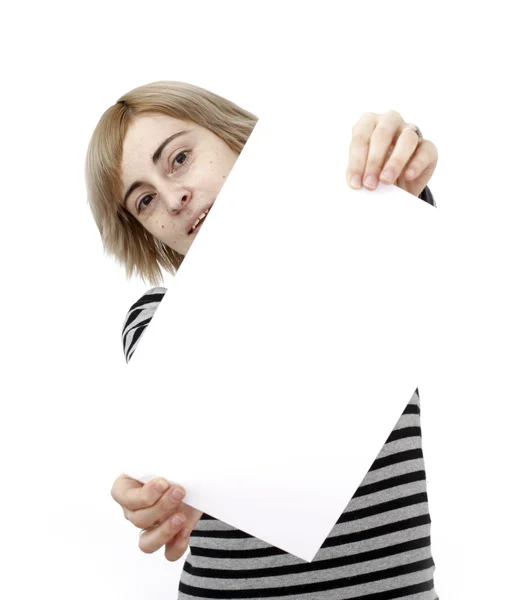 Frau hält Papier in der Hand — Stockfoto