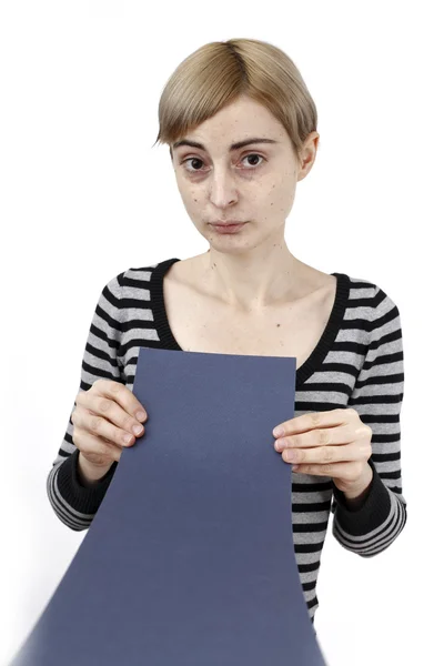 Frau hält Papier in der Hand — Stockfoto