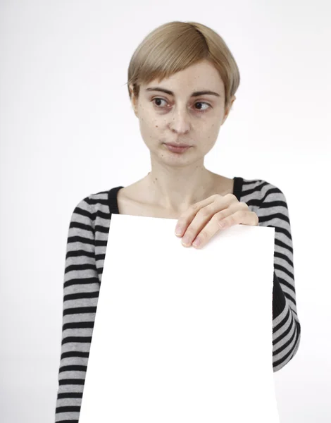 Mulher segurando um papel — Fotografia de Stock