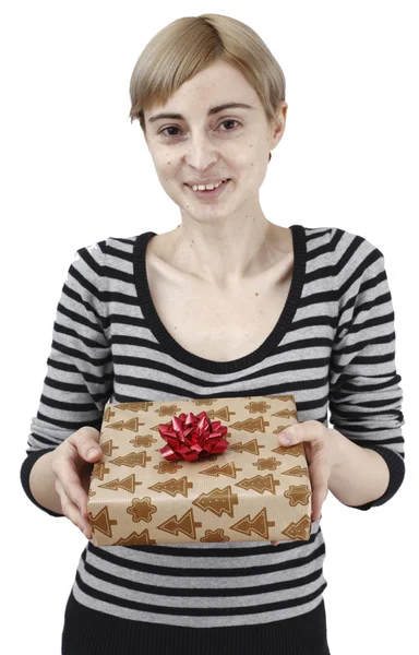 Jovem Mulher segurando um presente — Fotografia de Stock