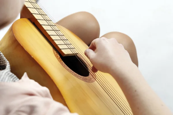 Игра на гитаре — стоковое фото