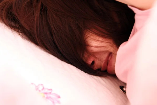 Mujer joven durmiendo. — Foto de Stock