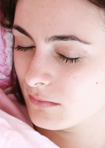 Mooie jonge vrouw slapen. — Stockfoto