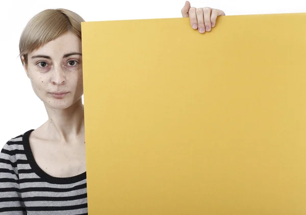 Mujer sosteniendo un papel — Foto de Stock